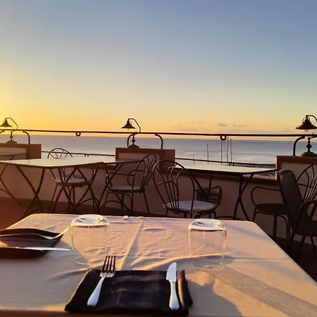 Bue Marino & Rooftop Bar كالا غونوني