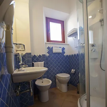 Bue Marino & Rooftop Bar فندق كالا غونوني