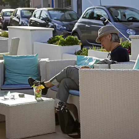 Bue Marino & Rooftop Bar كالا غونوني