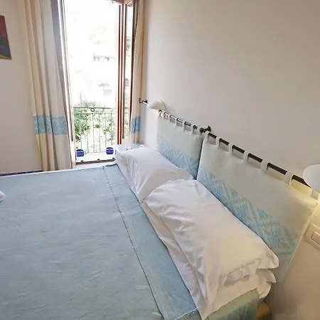 Bue Marino & Rooftop Bar 3* كالا غونوني