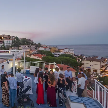 Bue Marino & Rooftop Bar كالا غونوني