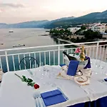 Bue Marino & Rooftop Bar 3* 칼라고노네