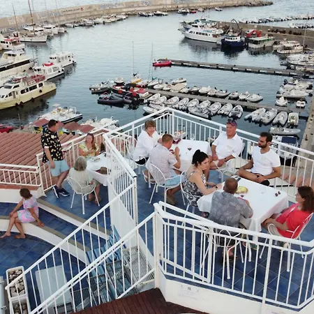 Bue Marino & Rooftop Bar ホテル 3*