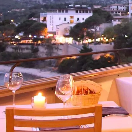 Bue Marino & Rooftop Bar فندق كالا غونوني
