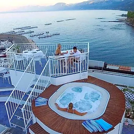 Bue Marino & Rooftop Bar Hotel